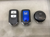 スマートキーを装備しています。鍵を差し込むことなくドアロックの開け閉めと、スタートボタン操作でのエンジンスタートができます。加えて、純正リモコンエンジンスターター用の操作キーもついています。