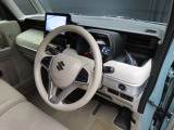 別角度からの運転席の画像です。ドリンクホルダーは重宝しますね♪
