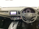 車内は光触媒抗菌消臭施工済です。インパネ周りはスタイリッシュなデザインで機能や装備も充実しています。グローブボックスやカップホルダーのほかにトレーなどたくさんの収納スペースが付いています。