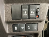 両側電動スライドドアは運転席から操作ができるよう、操作スイッチが付いています。Hondaセンシング用のVSA(ABS+TCS+横滑り抑制)解除と路外逸脱抑制機能などのスイッチがあります。