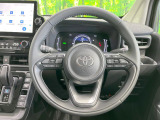 インテリアに合わせたデザインのステアリングは、運転される方のことも考え、運転しやすい形状、大きさです。是非一度、実際に触ってお確かめください。