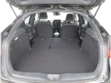 【トランクルーム】荷室の広さも十分です!シートアレンジでシートを畳めば長い荷物だって積めますね。シートアレンジの操作方法など、お気軽にご相談下さい。