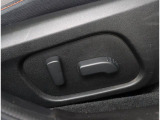 運転席と助手席は電動パワーシートが装備され、ドライバーの体系に合わせて細かいシートポジション設定が可能です!