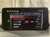 ハンドル操作をアシストすることにより車線からの逸脱回避を支援します。