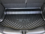 荷室には専用ラゲッジトレイを装着。濡れた荷物やアウトドア用品を積んでも汚れが染み込みにくく、掃除も簡単です。荷室を清潔に保ちたい方に嬉しいポイントです。