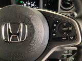 ハンドルにHondaセンシング系のクルーズコントロールやレーンキープアシストなどの操作スイッチが装備されています。ハンドルから手を離さず安全に操作できます。