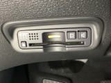 ハンドルの左下にETCがついています。高速道路の料金所の通過も楽々です。 カードの取り出しもしやすい場所についています。