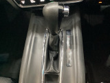 CVT車のセレクトレバーです。低速から高速まで、変速ショックのないスムーズな走りと、エンジン効率のよい領域を維持して燃費にも貢献します。
