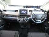 握りやすいハンドルには、オーディオコントロールとクルーズコントロールスイッチが装備されており、ハンドルから手を離さずに操作が出来ます。感覚で操作ができて便利で安全ですね!