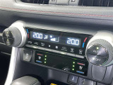 左右独立温度コントロールフルオートエアコンです。運転席、助手席それぞれで独立して温度設定ができます。冷え性の方が乗っても安心ですね♪