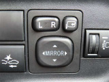 日本の駐車場は幅が広くないところが多くて、乗り降りが大変だったりしますよね。電動ミラーがあれば、室内でミラーをたためるので、駐車するときも便利ですね。
