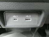 USBソケット 走行中にスマートフォンやタブレット端末を充電することができます。