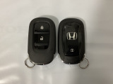 スマートキーを装備しています。鍵を差し込むことなくドアロックの開け閉めと、スタートボタン操作でのエンジンスタートができます。スペアキーも同じものを用意しております。