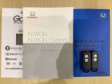 スマートキーは鍵をバッグに入れたままでもドアロックの開閉やエンジンのON・OFFができます。夜間や雨の日も鍵を探さなくて良いので便利です。