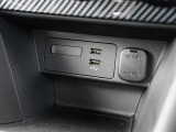 CD/DVD再生プレーヤーは装備されておりませんがフルセグTVチューナー、USB端子やブルートゥースオーディオは備えています。