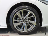 純正のアルミホイール装着車です。タイヤサイズは225/45R18です。
