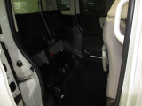 座面を跳ね上げれば、後席が背の高い空間に。駐車場などで後ろが狭く、テールゲートが開けられない時に、横から積みやすい「もうひとつの荷室」になるなど、アイデア次第で使い方が広がります。