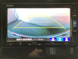 バックでの車庫入れも安心です! リアカメラが付いているバックモニター付のナビを装備しております。操作線もついており距離感も画面から確認できます。