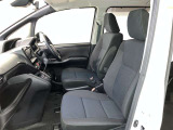 高いホールド性で運転姿勢が安定します。長距離ドライブでも疲れにくいのが魅力です。快適なドライビングライフをお送りください♪