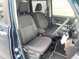 運転席まわりには十分なスペースがあり、大柄な方でもゆったり運転していただける環境です。