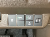 ハンドルの右側にはヘッドライトレベライザーとHondaセンシング用のメインスイッチがついています。ヘッドライトレベライザーは道路状況や積荷の加重に応じてライトの高さを調節できます。