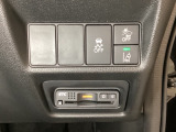 Hondaセンシング用の、VSA(ABS+TCS+横滑り抑制)解除と路外逸脱抑制機能のオンオフスイッチなどはハンドルの右側に装備しています。