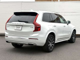 北欧流のラグジュアリーを体現したXC90。伝統的なスカンジナビアン・デザインを継承しながら、躍動感にあふれ優雅な雰囲気を身にまとう、新しい潮流を具現化したスタイリングです。