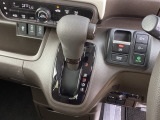 運転席周辺のスマートなレイアウトが、操作のしやすさを実現。快適なドライブをサポートします。手元で操作ができる、電子制御パーキングブレーキ。