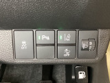 ハンドルの右側にはヘットライトリベライザーとHondaセンシング用のメインスイッチがついています。ヘッドライトリベライザーは道路状況や積荷の加重に応じてライトの高さを調節できます。
