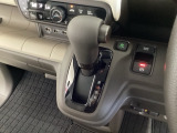 CVT車のセレクトレバーです。低速から高速まで、変速ショックのないスムーズな走りと、エンジン効率のよい領域を維持して燃費にも貢献します。サイドブレーキはスイッチ操作の電子制御パーキングブレーキです。
