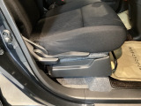 手動のレバーを使って、背もたれの角度を変えることができます。