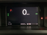 デジタル表示のスピードメーターとタコメーター、燃費やオドメーターなどの表示の他に、ホンダセンシング機能などの表示もできる多機能なマルチインフォメーション・ディスプレイです。