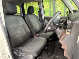 運転席まわりには十分なスペースがあり、大柄な方でもゆったり運転していただける環境です。