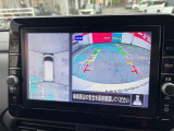 車を真上から見ているように、周囲の状況を把握しながら安心して駐車が行えるアラウンドビューモニター装備!