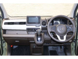 操作性に優れた運転席となります!小物入れや各ボタンの配置にこだわり、使いやすいです!座り心地もよく視認性も良好なのでロングドライブもお任せ下さい!