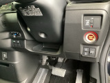 左側に高速で便利なETCがあり、また、便利な電動スライドドア、横滑りを防ぐVSAなどのスイッチは、運転席の右側、手の届きやすい位置にあります。