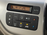【オートエアコン】一度お好みの温度に設定すれば、車内の温度を検知し風量や温度を自動で調整。暑い&hellip;寒い&hellip;と何度もスイッチ操作をする必要はありません。快適な車内空間には必須の機能ですね♪