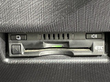 【ETC】有料道路を利用する際に料金所で停止することなく通過できる、ETC車載器(ノンストップ自動料金収受システム機器)が装備されています。セットアップを行うことで利用可能になります。