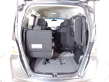荷物によって片側のみシートを倒して使うことも出来ます。