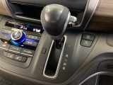 CVT車のセレクトレバーです。低速から高速まで、変速ショックのないスムーズな走りを実現するとともに、エンジン効率のよい領域を維持することで燃費にも貢献します。