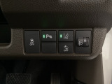 ハンドルの右側にはヘットライトリベライザーとHondaセンシング用のメインスイッチがついています。ヘッドライトリベライザーは道路状況や積荷の加重に応じてライトの高さを調節できます。