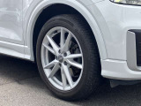 18インチ純正アルミホイール装備 全車両に標準装備の純正アルミホイールは、純正ならではのバランスの良いデザインと、走行安定性をお楽しみ頂けます。
