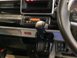 運転席周辺のスマートなレイアウトが、操作のしやすさを実現。快適なドライブをサポートします。