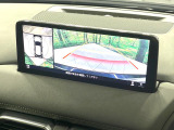 【マルチテレインモニター】車のフロントやサイドのカメラ画像を同時にモニター表示することで、悪路や狭い道を走行時でも周囲の状況確認ができ安心!本格SUVにうれしい装備です♪