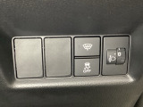 ハンドルの右側にはヘットライトリベライザーとVSA(ABS+TCS+横滑り抑制)の解除スイッチがついています。ヘッドライトリベライザーは道路状況や積荷の加重に応じてライトの高さを調節できます。