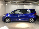 狭い駐車場でも、スライドドアならチャイルドシートへのお子さまの乗降や荷物の積載もスムーズ。とても便利な【両側電動スライドドア】ドアハンドを少し引くだけでリアドアが自動開閉します。