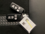 家族やパートナーと個別に持てるため、貸し借りの手間がなくスムーズに乗車できます。また、メインキーを自宅に置いたまま、もう一方をサブとして常に鞄に入れておけるため、持ち出し忘れを防げる点も便利です。