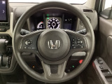 ハンドルにHondaセンシング系のクルーズコントロールやレーンキープアシストなどのスイッチと、オーディオの操作スイッチが装備されています。ハンドルから手を離さず安全に操作できます。