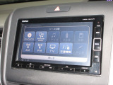ナビゲーションは純正メモリーナビ(VXM-184VFi)を装着しております。AM、FM、CD、DVD再生、Bluetooth、フルセグTVがご使用いただけます。初めて訪れた場所でも安心ですね!