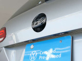 バックカメラ始動時にはVWのエンブレムが動いてカメラがボディの中心位置で映し出します。
